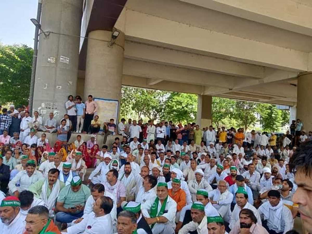 ग्रेनो प्राधिकरण से जबरन हटाएं जाने पर किसान भी धरने पर जमें ग्रेनो प्राधिकरण से जबरन हटाएं जाने पर किसान भी धरने पर जमें